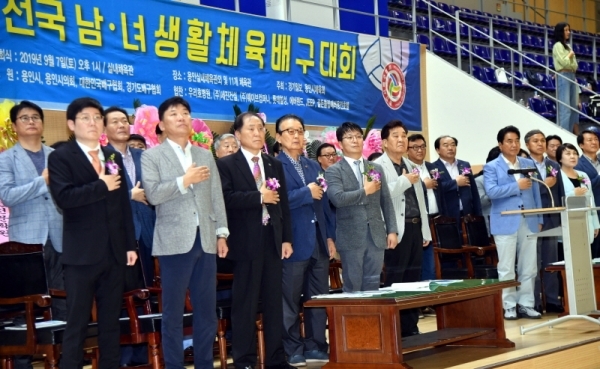 7일 용인실내체육관에서 열린 ‘2019 경기일보 용인 전국남녀 생활체육 배구대회’ 개회식에서 백군기 용인시장,이건한 용인시의회 의장, 신항철 경기일보 대표이사 사장, 신호식 용인시배구협회장 등 내빈들이 국민의례를 하고 있다. 전형민기자