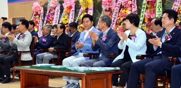7일 용인실내체육관에서 열린 ‘2019 경기일보 용인 전국남녀 생활체육 배구대회’ 개회식에서 백군기 용인시장,이건한 용인시의회 의장, 신항철 경기일보 대표이사 사장, 신호식 용인시배구협회장 등 내빈들이 박수를 치고  있다. 전형민기자