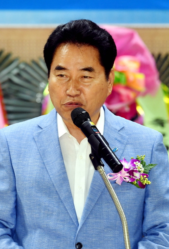 7일 용인실내체육관에서 열린 ‘2019 경기일보 용인 전국남녀 생활체육 배구대회’ 개회식에서 백군기 용인시장이 환영사를 하고 있다. 전형민기자