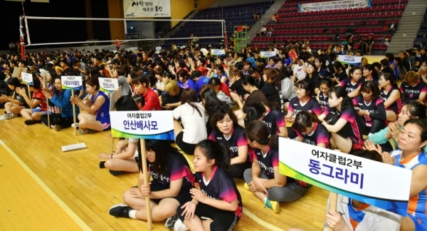 7일 용인실내체육관에서 열린 ‘2019 경기일보 용인 전국남녀 생활체육 배구대회’ 개회식에서 참가자들이 박수를 치고 있다. 전형민기자