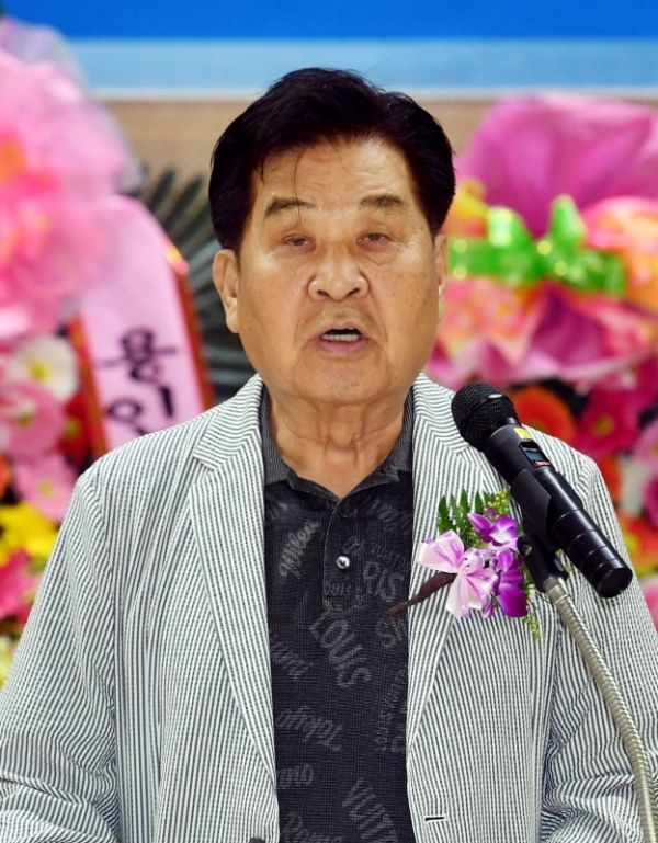 7일 용인실내체육관에서 열린 ‘2019 경기일보 용인 전국남녀 생활체육 배구대회’ 개회식에서 신항철 경기일보 대표이사 사장이 대회사를 하고 있다. 전형민기자