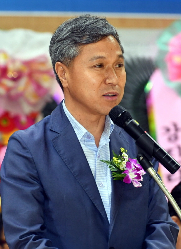 7일 용인실내체육관에서 열린 ‘2019 경기일보 용인 전국남녀 생활체육 배구대회’ 개회식에서 이건한 용인시의회 의장이 축사를 하고 있다. 전형민기자