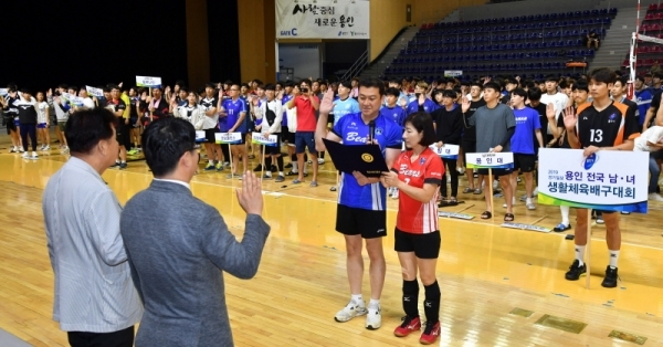7일 용인실내체육관에서 열린 ‘2019 경기일보 용인 전국남녀 생활체육 배구대회’ 개회식에서 신항철 경기일보 대표이사 사장, 신호식 용인시배구협회장과 선수 대표가 선서를 하고 있다. 전형민기자