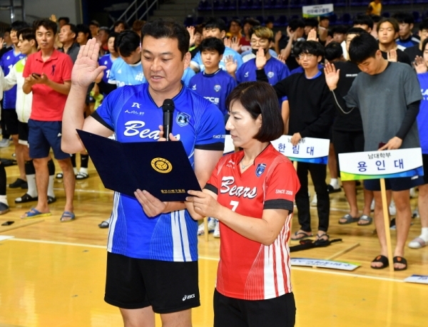 7일 용인실내체육관에서 열린 ‘2019 경기일보 용인 전국남녀 생활체육 배구대회’ 개회식에서 선수대표가 선서를 하고 있다. 전형민기자