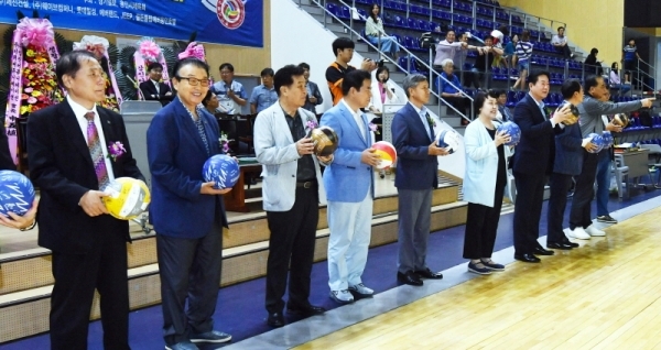 7일 용인실내체육관에서 열린 ‘2019 경기일보 용인 전국남녀 생활체육 배구대회’ 개회식에서 백군기 용인시장,이건한 용인시의회 의장, 신항철 경기일보 대표이사 사장, 신호식 용인시배구협회장 등 내빈들이 시구를 하고 있다. 전형민기자