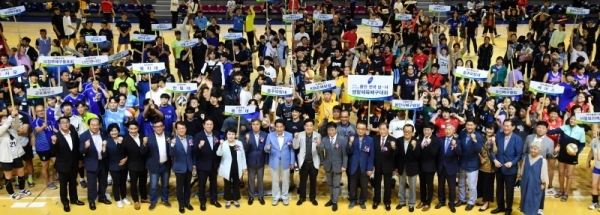 7일 용인실내체육관에서 열린 ‘2019 경기일보 용인 전국남녀 생활체육 배구대회’ 개회식에서 백군기 용인시장,이건한 용인시의회 의장, 신항철 경기일보 대표이사 사장, 신호식 용인시배구협회장 등 내빈들이 참가 선수들과 선전을 다짐하며 기념촬영을 하고 있다. 전형민기자