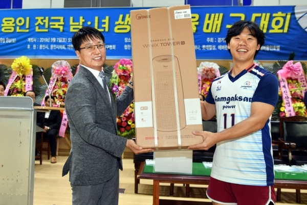 7일 용인실내체육관에서 열린 ‘2019 경기일보 용인 전국남녀 생활체육 배구대회’ 개회식에서 신호식 용인시배구협회장 경품당첨자 시상을 하고 있다. 전형민기자