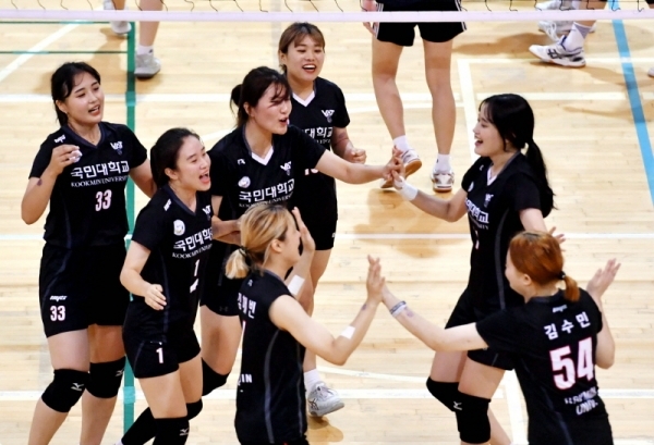 7일 용인대학교 체육관에서 열린 ‘2019 경기일보 용인 전국남녀 생활체육 배구대회'에서 여자대학부 국민대 VAT팀이 단국대 창공A팀과 경기에서 득점 후 환호하고 있다. 전형민기자