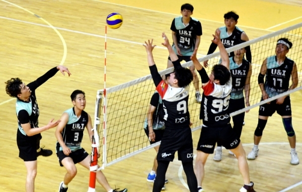 8일 용인실내체육관에서 열린 ‘2019 경기일보 용인 전국남녀 생활체육 배구대회’ 남자 클럽1부 결승에서 유엔아이와 오산어벤져스가 경기를 하고 있다. 전형민기자