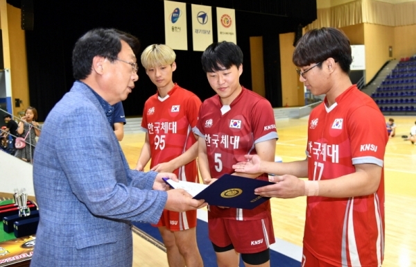 8일 용인실내체육관에서 열린 ‘2019 경기일보 용인 전국남녀 생활체육 배구대회’ 시상식에서 입상팀에 대한 시상을 하고 있다.전형민기자