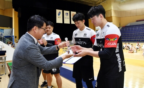 8일 용인실내체육관에서 열린 ‘2019 경기일보 용인 전국남녀 생활체육 배구대회’ 시상식에서 입상팀에 대한 시상을 하고 있다.전형민기자