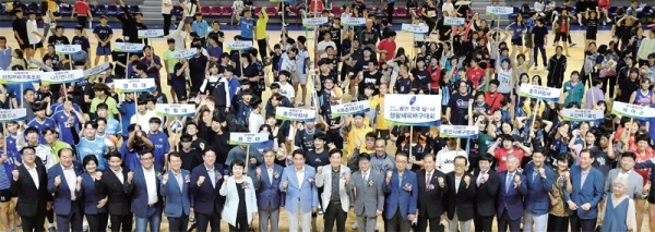 7일 용인실내체육관에서 열린 ‘2019 경기일보 용인 전국남녀 생활체육 배구대회’ 개회식에서 백군기 용인시장,이건한 용인시의회 의장, 신항철 경기일보 대표이사 사장, 신호식 용인시배구협회장 등 내빈들이 참가 선수들과 선전을 다짐하며 기념촬영을 하고 있다. 전형민기자