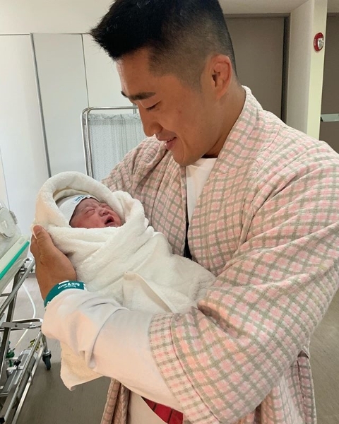 격투기 선수이자 방송인인 김동현이 갓 태어난 아들을 품에 안고 기뻐하고 있다. 김동현 인스타그램