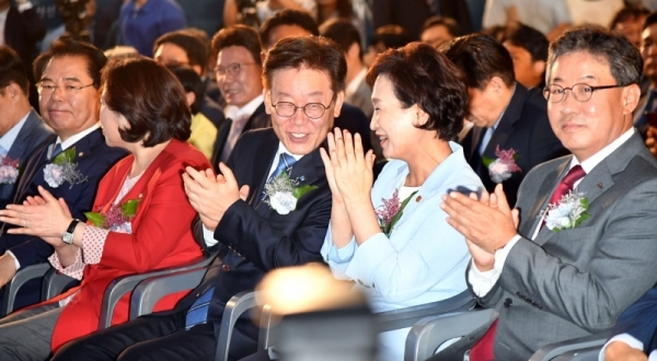 9일 안산시청에서 열린 ‘신안산선 복선전철 착공식’에서 김현미 국토교통부 장관과 이재명 경기도지사가 대화를 나누고 있다.전형민기자