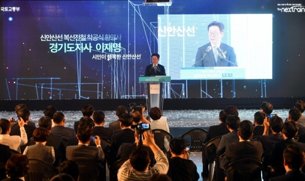 9일 안산시청에서 열린 ‘신안산선 복선전철 착공식’에서 이재명 경기도지사가 환영사를 하고 있다.전형민기자