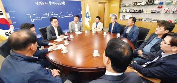 박남춘 인천시장이 지난 5월 인천시청 접견실에서 열린 ‘인천상인연합회 임원 간담회 및 인천e음 이용 상생협력 협약식’에서 이덕재 연합회장 및 임원들과 간담회를 갖고 있다.