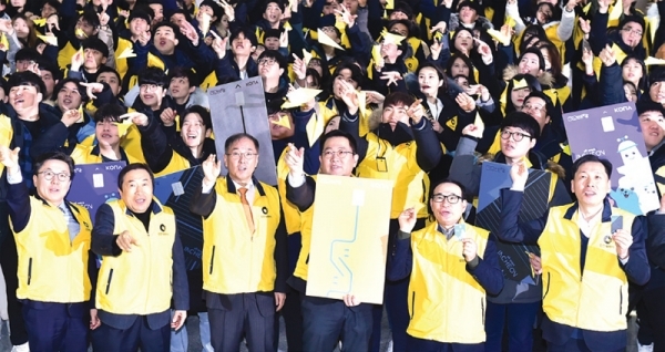 박남춘 인천시장(앞줄 왼쪽 네 번째)이 지난 2월 인천시청 중앙홀에서 열린 ‘인천e음 전자상품권 서포터즈 발대식’에서 대학생 서포터즈와 인천e음 카드의 성공을 기원하는 종이비행기를 날리고 있다.