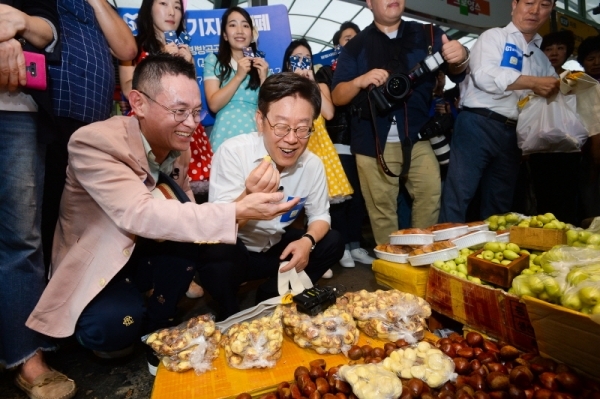 경기도지역화폐 활성화를 위해 기획된 '경기지역화폐 방방곡곡데이트 31'가 열린 9일 오후 광명전통시장에서 이재명 도지사와 박승원 광명시장이 지역화폐카드로 물건을 구매하고 있다. 윤원규기자