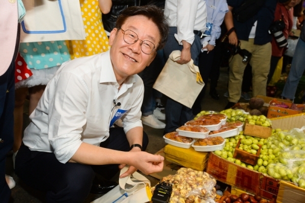 경기도지역화폐 활성화를 위해 기획된 '경기지역화폐 방방곡곡데이트 31'가 열린 9일 오후 광명전통시장에서  이재명 경기도지사가 시장에서 견과류를 구경하고 있다. 윤원규기자