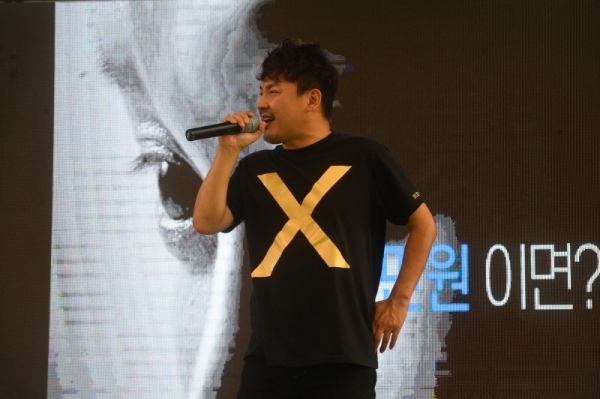 경기도지역화폐 활성화를 위해 기획된 '경기지역화폐 방방곡곡데이트 31'가 열린 9일 오후 광명전통시장에서 가수 현진영이 공연을 펼치고 있다. 윤원규기자