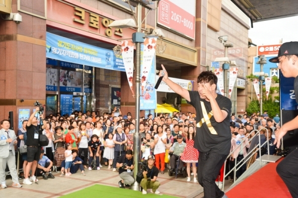 경기도지역화폐 활성화를 위해 기획된 '경기지역화폐 방방곡곡데이트 31'가 열린 9일 오후 광명전통시장에서 가수 현진영이 축하공연을 하고 있다. 윤원규기자