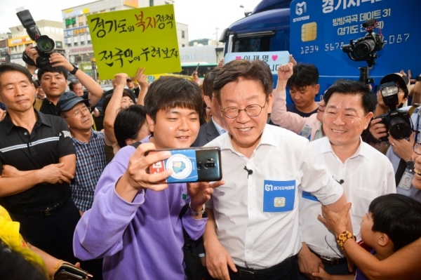 경기도지역화폐 활성화를 위해 기획된 '경기지역화폐 방방곡곡데이트 31'가 열린 9일 오후 광명전통시장에서 이재명 경기도지사와 박승원 광명시장이 시민과 기념촬영을 하고 있다. 윤원규기자