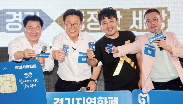 9일 오후 추석을 앞두고 광명전통시장에서 열린 ‘경기지역화폐 방방곡곡데이트 31’ 행사에서 이재명 경기도지사, 박승원 광명시장, 가수 현진영 등이 ‘경기지역화폐로 추석 장보기’ 홍보활동을 벌이고 있다. 윤원규기자