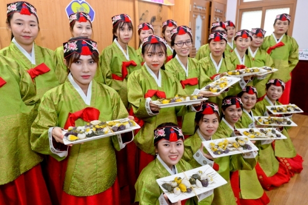추석연휴를 앞둔 10일 오전 안산시 행복예절관에서 열린 추석문화체험에서 안산시다문화가족지원센터 한국어교실 학생(결혼 이민자)들이 한복을 입고 직접 만든 송편을 보며 즐거워하고 있다. 윤원규기자