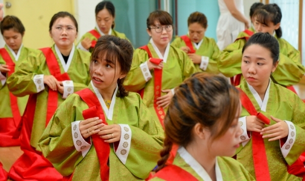 추석연휴를 앞둔 10일 오전 안산시 행복예절관에서 열린 추석문화체험에서 안산시다문화가족지원센터 한국어교실 학생(결혼 이민자)들이 한복 입는법을 배우며 즐거워하고 있다.  윤원규기자