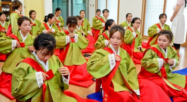 추석연휴를 앞둔 10일 오전 안산시 행복예절관에서 열린 추석문화체험에서 안산시다문화가족지원센터 한국어교실 학생(결혼 이민자)들이 한복 입는법을 배우며 즐거워하고 있다.  윤원규기자