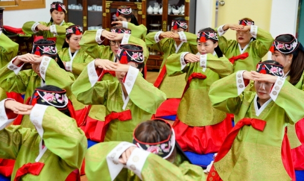 추석연휴를 앞둔 10일 오전 안산시 행복예절관에서 열린 추석문화체험에서 안산시다문화가족지원센터 한국어교실 학생(결혼 이민자)들이 한복을 입고 절하며 전통예절을 배우고 있다. 윤원규기자