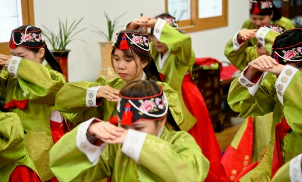 추석연휴를 앞둔 10일 오전 안산시 행복예절관에서 열린 추석문화체험에서 안산시다문화가족지원센터 한국어교실 학생(결혼 이민자)들이 한복을 입고 절하며 전통예절을 배우고 있다. 윤원규기자