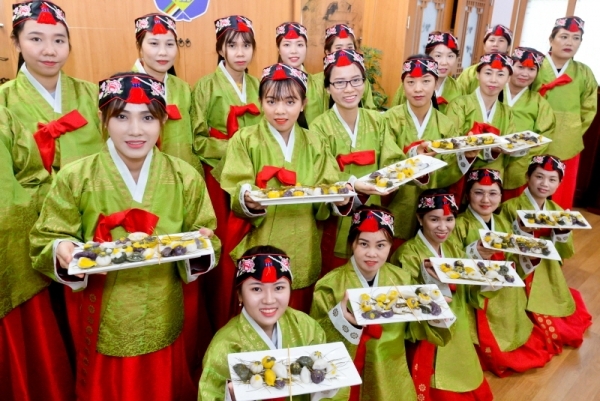 추석연휴를 앞둔 10일 오전 안산시 행복예절관에서 열린 추석문화체험에서 안산시다문화가족지원센터 한국어교실 학생(결혼 이민자)들이 한복을 입고 직접 만든 송편을 보며 즐거워하고 있다. 윤원규기자