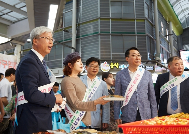 경기신용보증재단이 경기도의회 조광주 경제노동위원장과 지난 11일 성남 상대원시장을 찾아 전통시장 활성화 캠페인을 실시했다. 경기신용보증재단