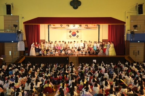 수원 영복여자고등학교가 추석을 맞아 전통교육과 다양한 전통놀이가 펼쳐지는 '추석절 행사'를 11일 개최했다. 올해는 다문화 가족와 함께하는 추석절 행사로 그 의미를 더했다. 영복여자고등학교