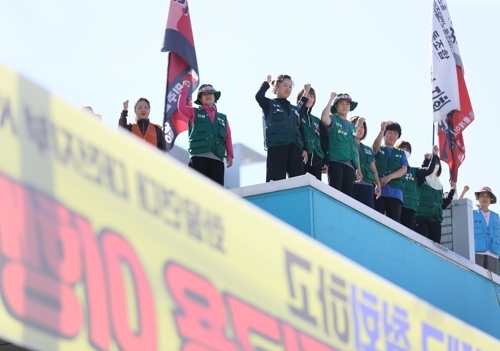 추석인 13일 오전 경기도 성남시 서울톨게이트에서 직접고용을 요구하며 고공농성 중인 톨게이트 요금 수납원들이 구호를 외치고 있다.