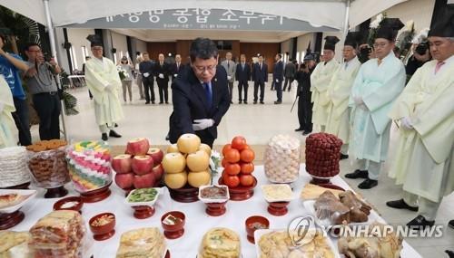 김연철 통일부 장관이 추석 명절을 앞두고 11일 서울 종로구 이북5도청에서 열린 이북부조 합동 망향제에서 헌화하고 있다. /연합