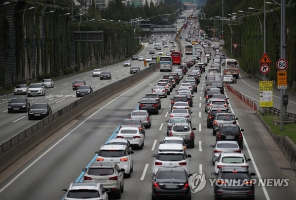 추석 연휴 첫날인 12일 서울 서초구 잠원IC 인근 경부고속도로 하행선에 차들이 줄지어 이동하고 있다. /연합