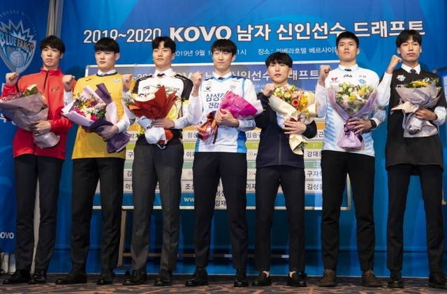 ▲ 16일 오전 서울 강남 리베라호텔에서 열린 KOVO 2019-2020  남자 신인선수 드래프트에서 1차 지명을 받은 선수들이 기념촬영을 하고 있다.연합뉴스