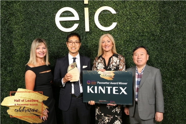 최근 미국 라스베가스에서 열린 ‘2019 EIC 어워드 시상식’에서 아시아 최초로 이노베이션 어워드를 수상한 킨텍스 관계자들이 EIC 관계자들과 기념촬영을 하고 있다. 킨텍스 제공