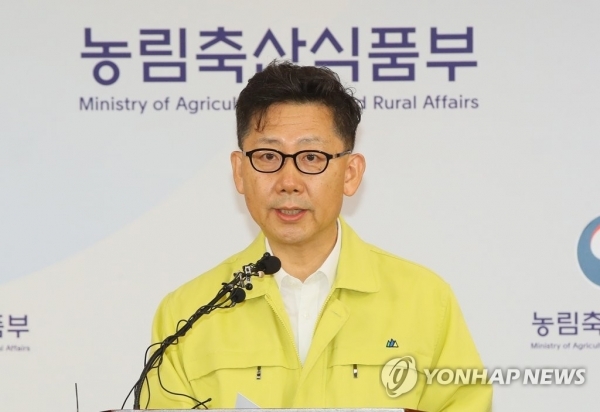 김현수 농림축산식품부 장관이 17일 세종시 정부세종청사 농림축산식품부에서 국내에서 처음으로 파주에서 발생한 아프리카돼지열병 확진 결과와 예방조치에 대해 발표하고 있다. 연합뉴스