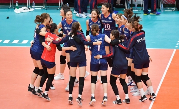 한국 여자 배구 대표팀이 18일 펼쳐질 러시아와의 2019 국제배구연맹(FIVB) 여자 월드컵 4차전서 설욕을 벼르고 있다. 사진은 16일 밤 열린 일본전에서 3-1 승리를 거두고 기뻐하는 모습.연합뉴스