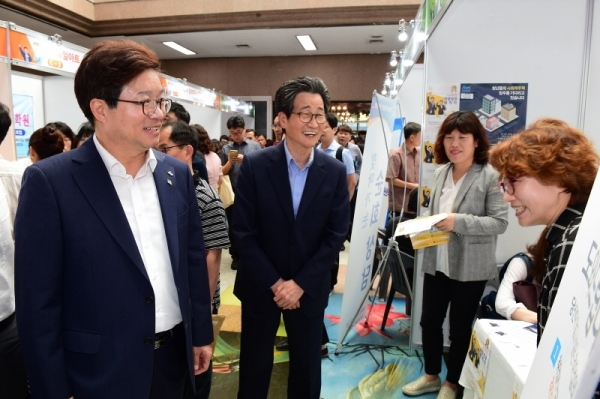 지난 6월 열린 수원시 일자리박람회를 찾은 염태영 시장과 이목희 일자리위원회 부위원장