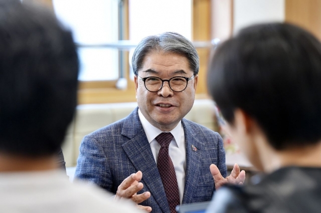 ▲ 이재정 경기도교육감이 17일 오전 출입기자들과의 간담회에서 일률적인 잣대를 통한 기초학력평가에 대해 반대입장을 피력하고 있다.(사진_경기도교육청) 1