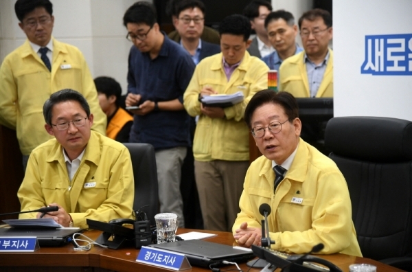 이재명 경기도지사가 17일 오전 경기도청 재난상황실에서 아프리카 돼지열병 발생 관련 시군 부단체장 영상회의를 주재하고 있다. 김시범기자