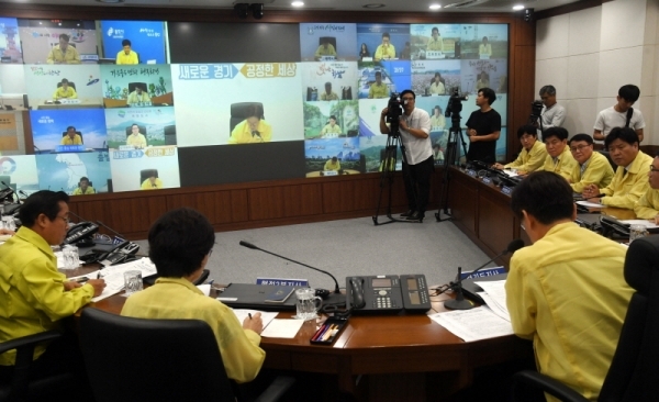이재명 경기도지사가 17일 오전 경기도청 재난상황실에서 아프리카 돼지열병 발생 관련 시군 부단체장 영상회의를 주재하고 있다. 김시범기자