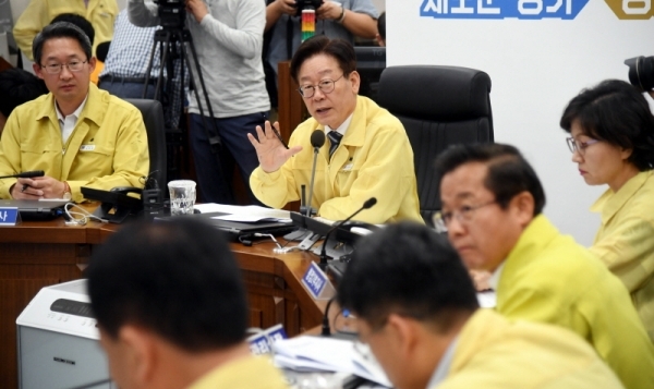 이재명 경기도지사가 17일 오전 경기도청 재난상황실에서 아프리카 돼지열병 발생 관련 시군 부단체장 영상회의를 주재하고 있다. 김시범기자