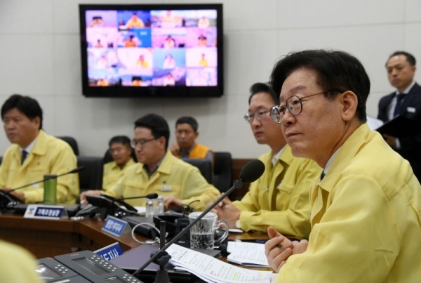 이재명 경기도지사가 17일 오전 경기도청 재난상황실에서 아프리카 돼지열병 발생 관련 시군 부단체장 영상회의를 주재하고 있다. 김시범기자