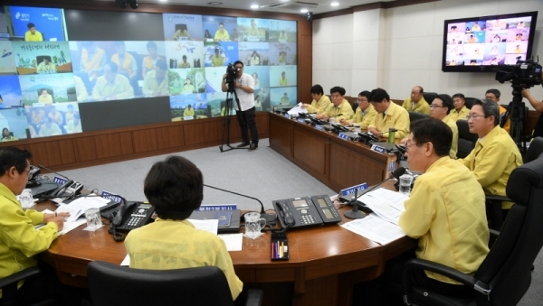 이재명 경기도지사가 17일 오전 경기도청 재난상황실에서 아프리카 돼지열병 발생 관련 시군 부단체장 영상회의를 주재하고 있다. 김시범기자