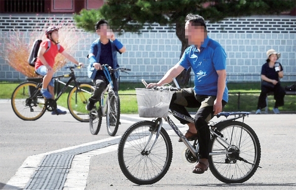 17일 수원 화성행궁 광장에서 대부분의 시민들이 안전모를 착용하지 않은 채 자전거를 타고 있다. 자전거 안전모 착용 의무화가 시행된지 1년이 지났으나 단속 및 처벌이 제대로 이뤄지지 않아 유명무실한 제도로 전락하고 있다. 김시범기자